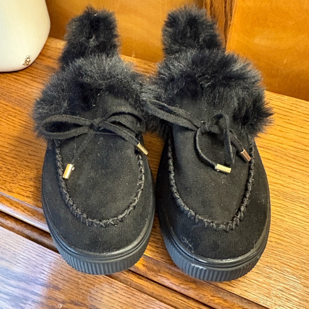Cozy Black Shoes with Faux Fur Trim